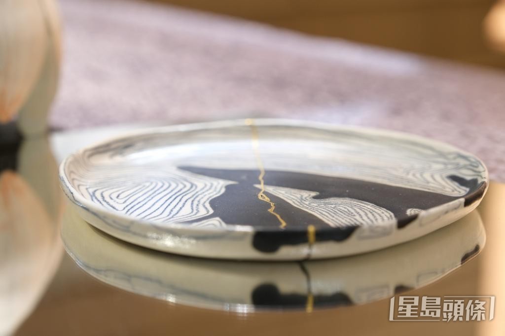 有女士學習「金繼」,用於修復男友的陶瓷作品。 有女士學習「金繼」,用於修復男友的陶瓷作品。
