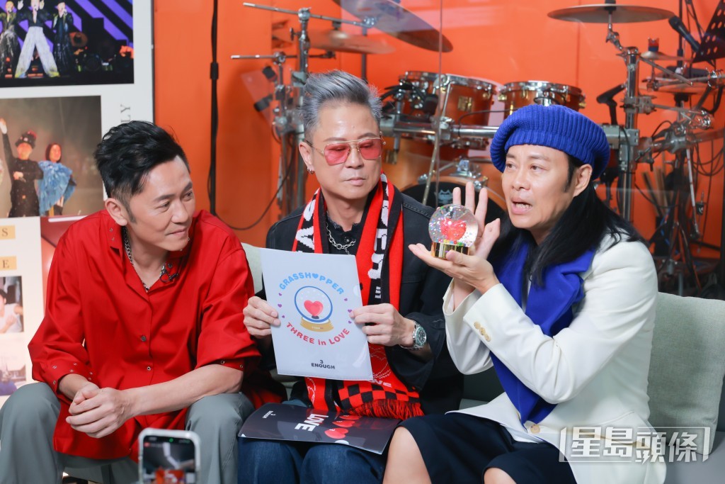 蔡一智展示限量发售的“吉祥物”水晶球。 蔡一智展示限量发售的“吉祥物”水晶球。