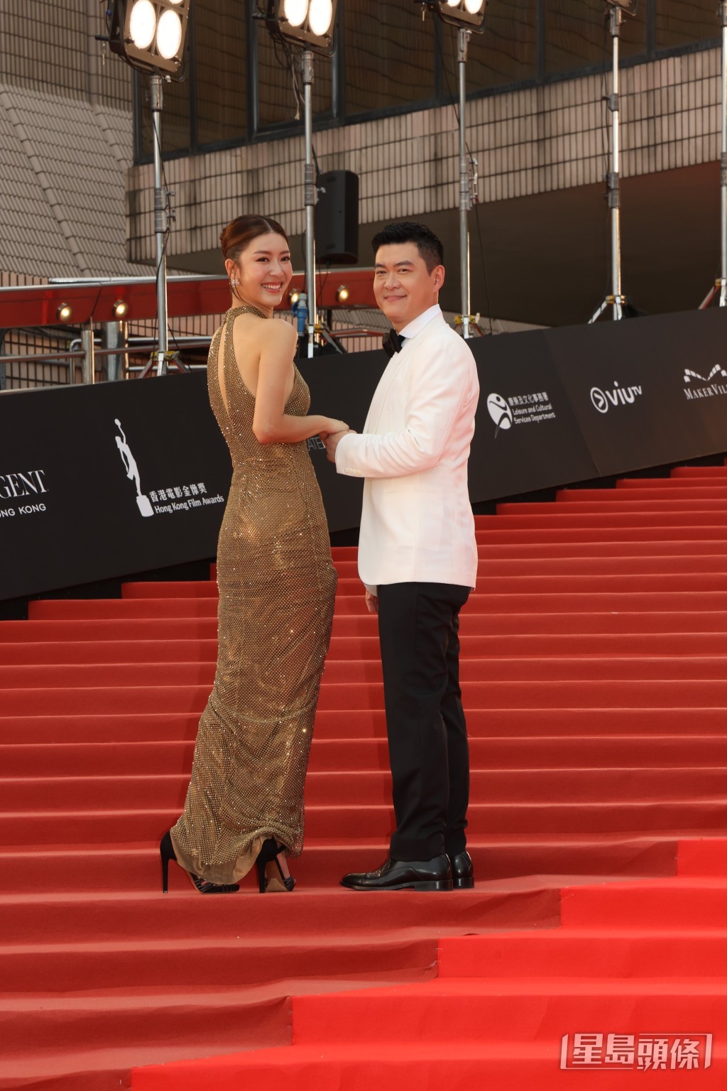 余香凝憑《白日之下》提名最佳女主角，她與老公一同現身紅地氈。
