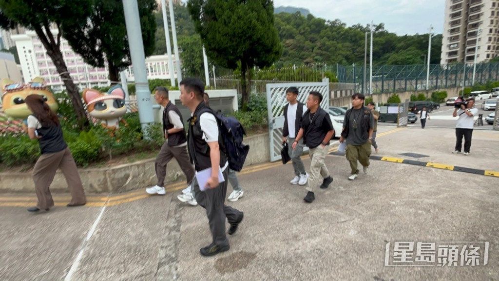 大批警員到場調查。 大批警員到場調查。