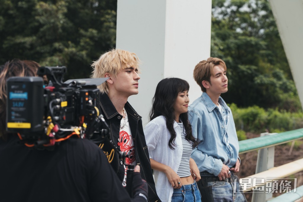 Bronny(左)和Oscar(右)在歌曲《Ten Outta Ten》MV中,化身深情王子。 Bronny(左)和Oscar(右)在歌曲《Ten Outta Ten》MV中,化身深情王子。