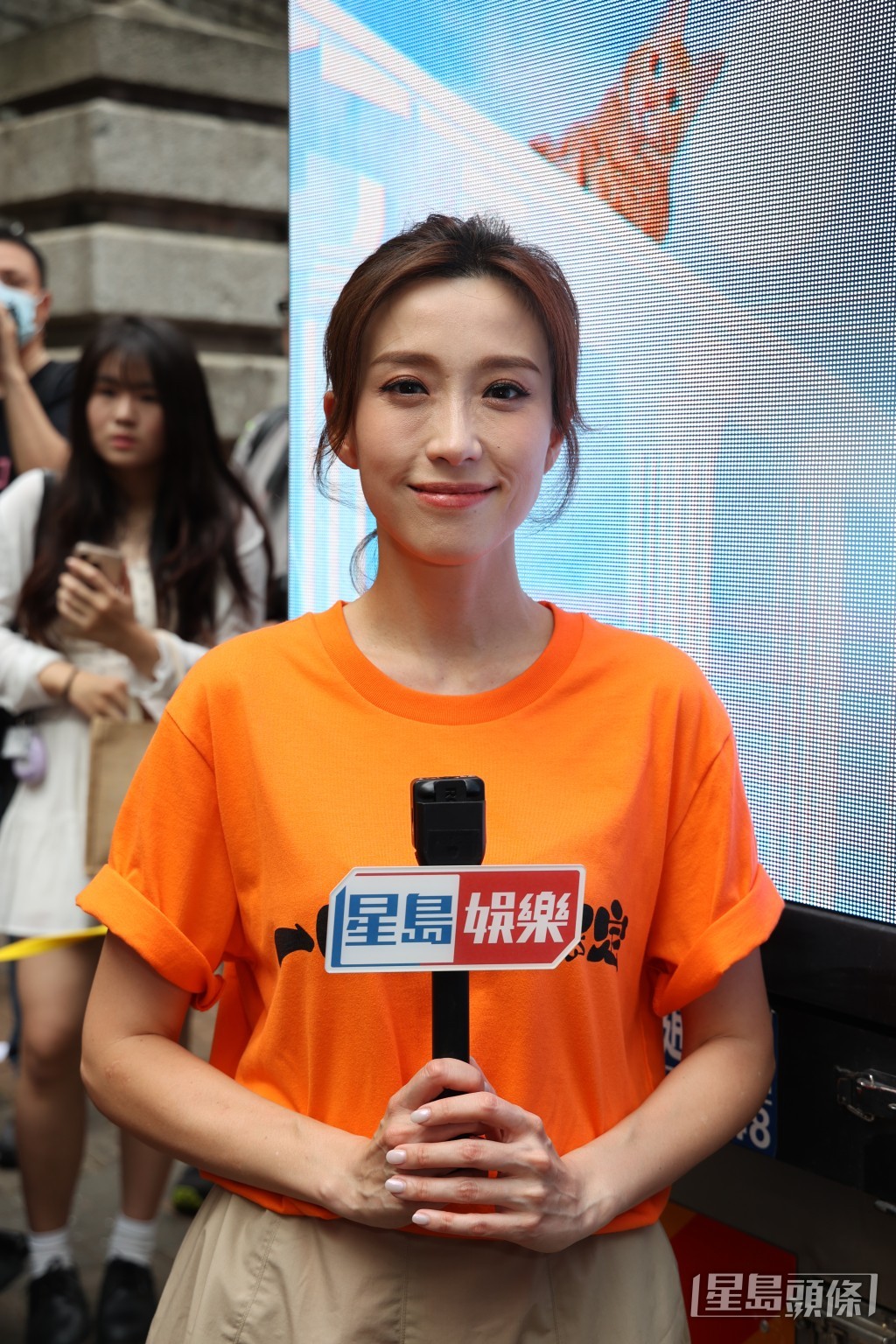 姚子羚選擇與身形相若的藝人好友交換衣服及鞋。