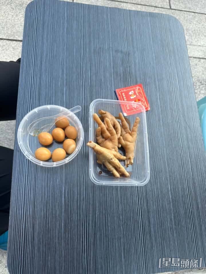 樓主分享購買的小食照片。(帖文截圖) 樓主分享購買的小食照片。(帖文截圖)