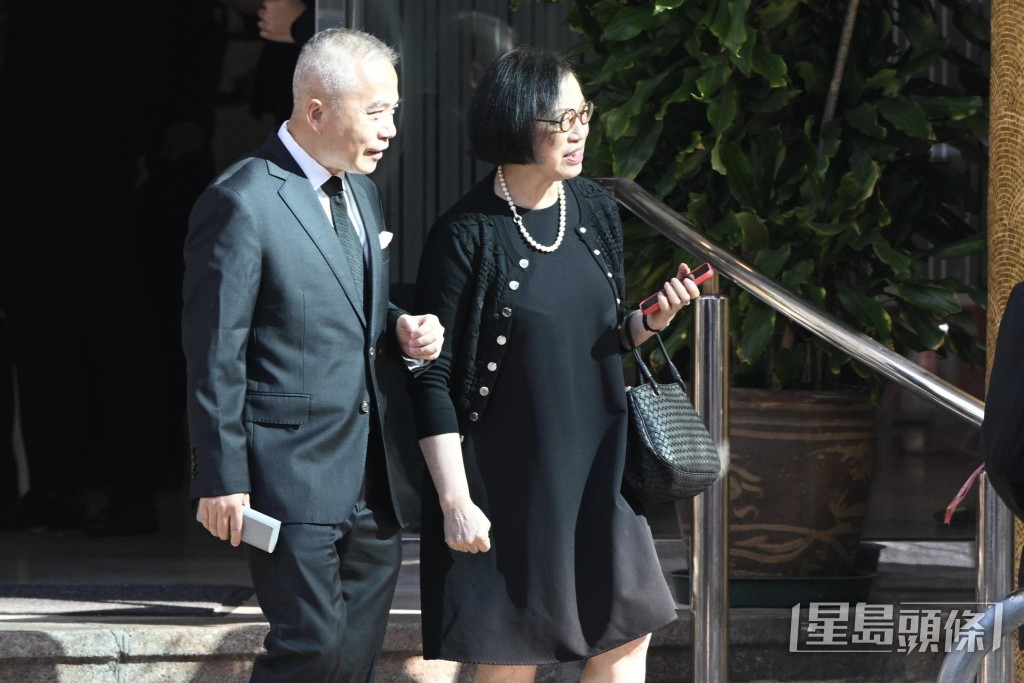 前律政司司長黃仁龍、前食物及衛生局局長陳肇始。 前律政司司長黃仁龍、前食物及衛生局局長陳肇始。