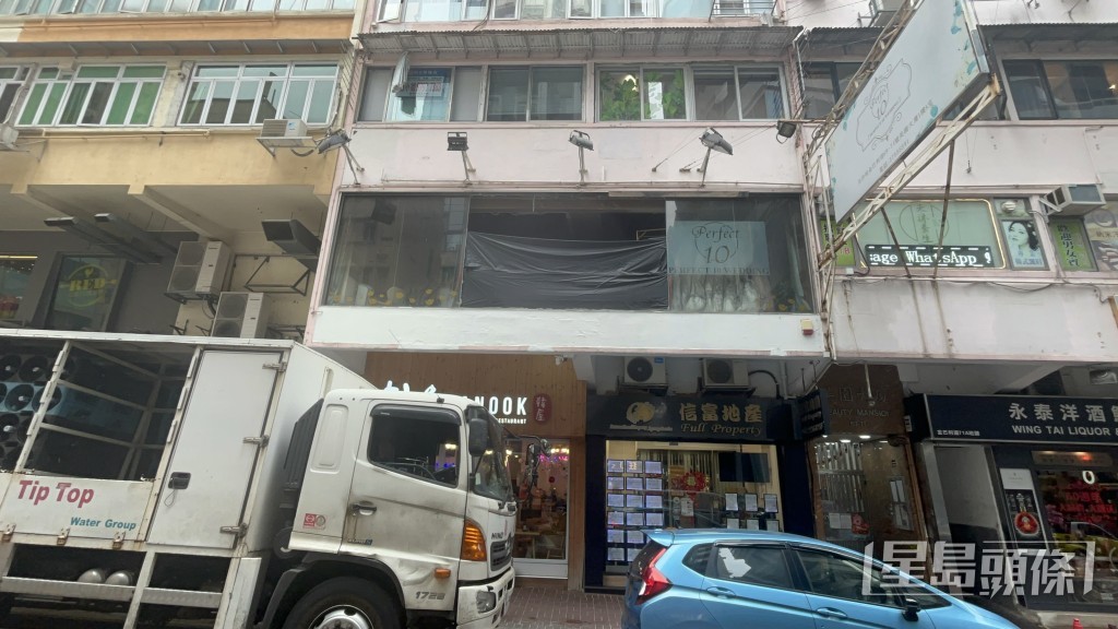 職員用黑膠布遮蓋被打爛的落地玻璃。楊偉亨攝 職員用黑膠布遮蓋被打爛的落地玻璃。楊偉亨攝