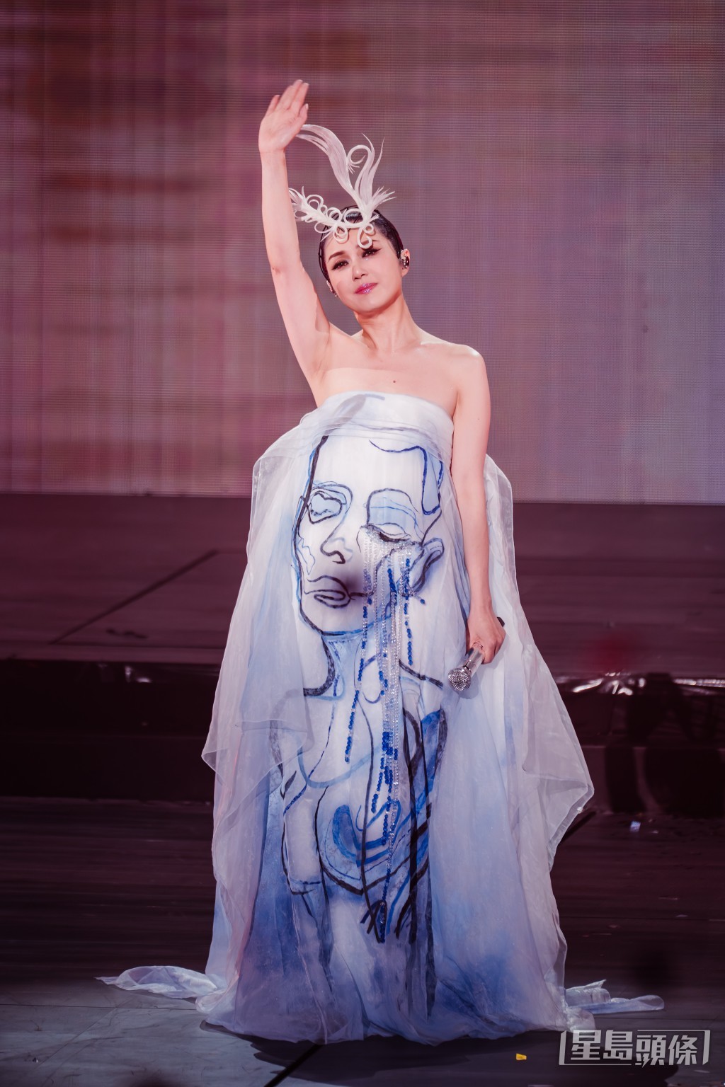 昨晚楊千嬅進行第三場演出。 昨晚楊千嬅進行第三場演出。