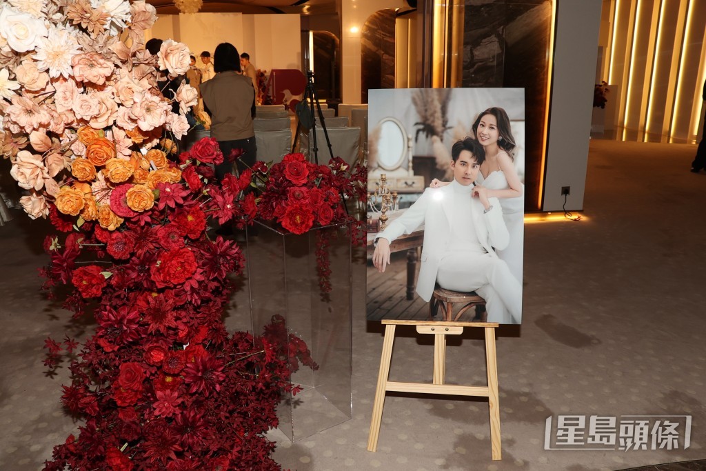 婚宴门口有大大张婚照。 婚宴门口有大大张婚照。