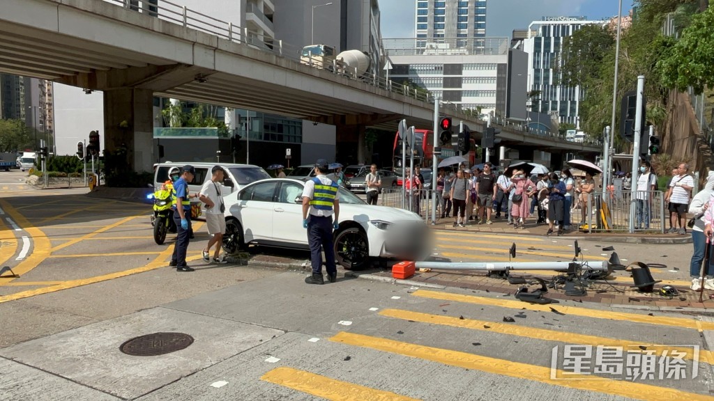 路牌壓在車底。 路牌壓在車底。