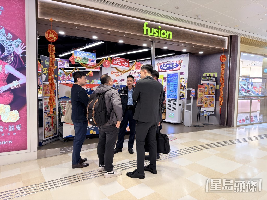 其间警员向三名男职员了解事件。