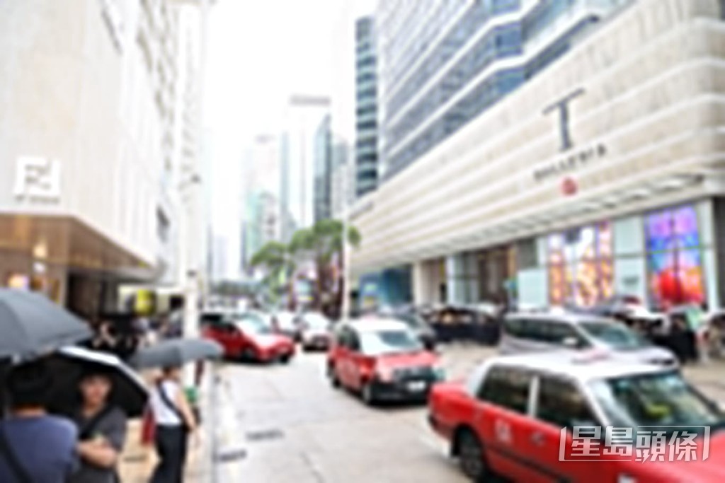 申有娜吸引了大批粉絲在街上守候。