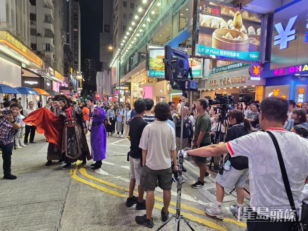 在場相當熱鬧。 在場相當熱鬧。