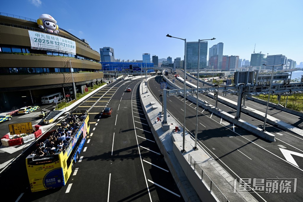 採用雙程三線分隔車道的設計。