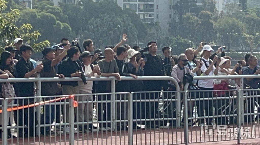 市民揮手送別何偉豪。楊偉亨攝