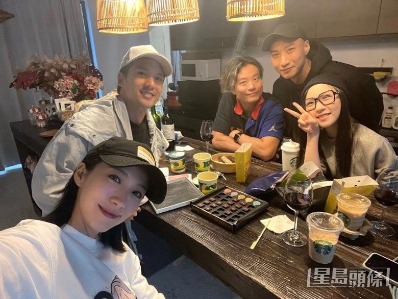姚子多次不避嫌上載與徐少強與雪梨之子徐偉棟和友人的聚會合照。