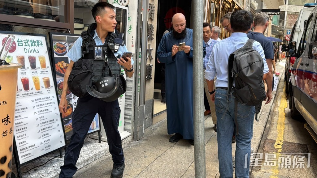 有警員穿上戰術背心登樓調查。劉漢權攝 有警員穿上戰術背心登樓調查。劉漢權攝