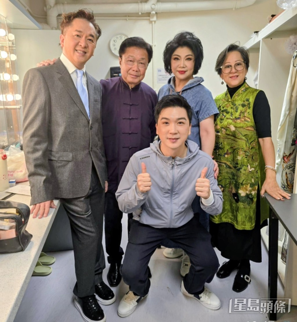 兆尊與翠玉在後台跟曾慧、陳飛龍(後左二)及司馬祥(前)合照留念。 兆尊與翠玉在後台跟曾慧、陳飛龍(後左二)及司馬祥(前)合照留念。