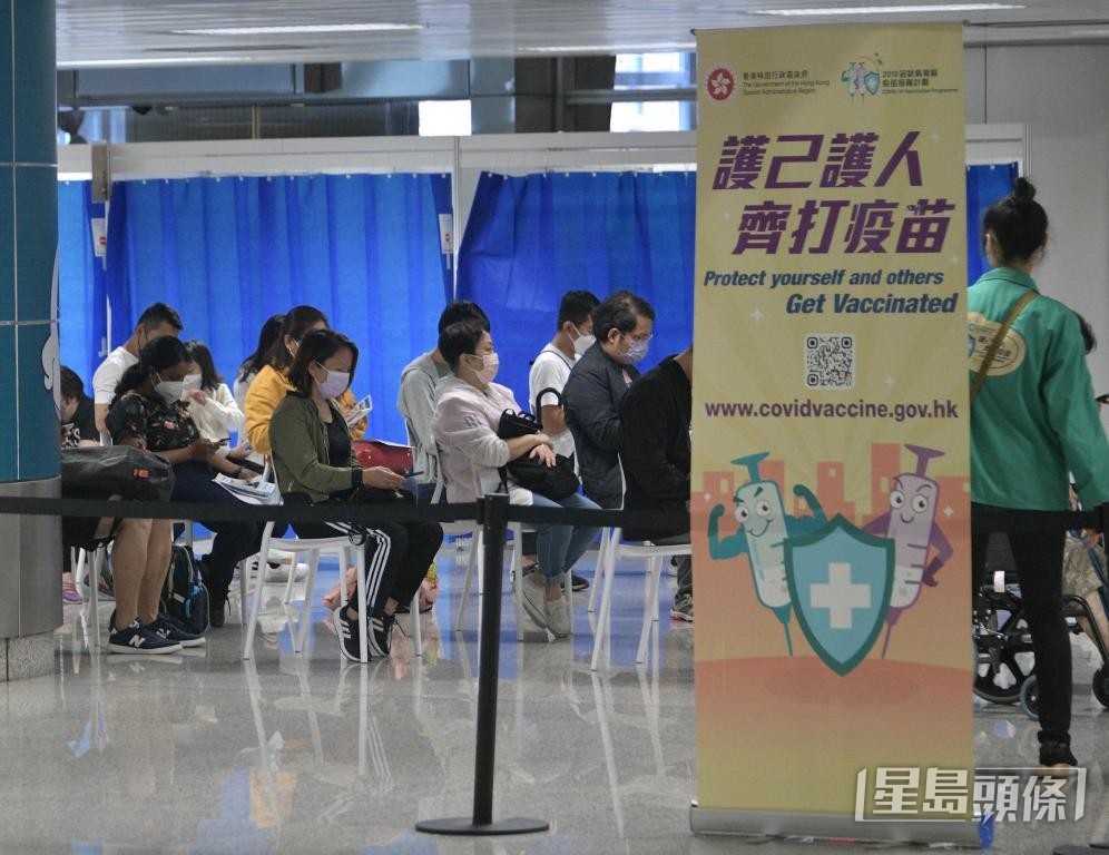 通關後不少居內地港人返港注射新冠疫苗。 通關後不少居內地港人返港注射新冠疫苗。
