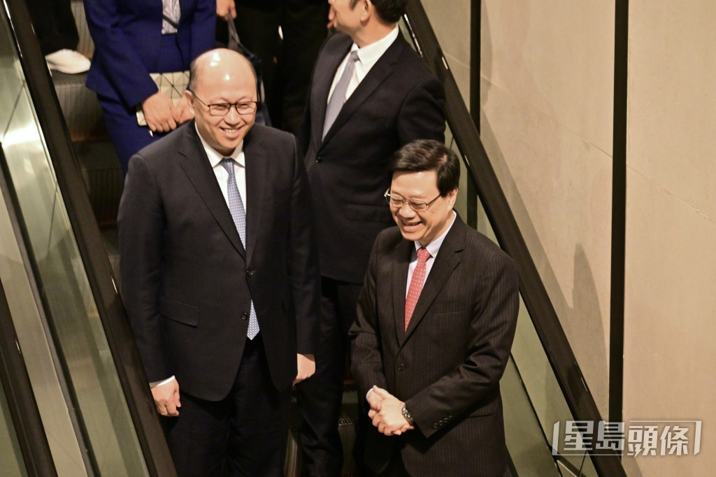 中联办主任郑雁雄、行政长官李家超一同离开会场。陈极彰摄