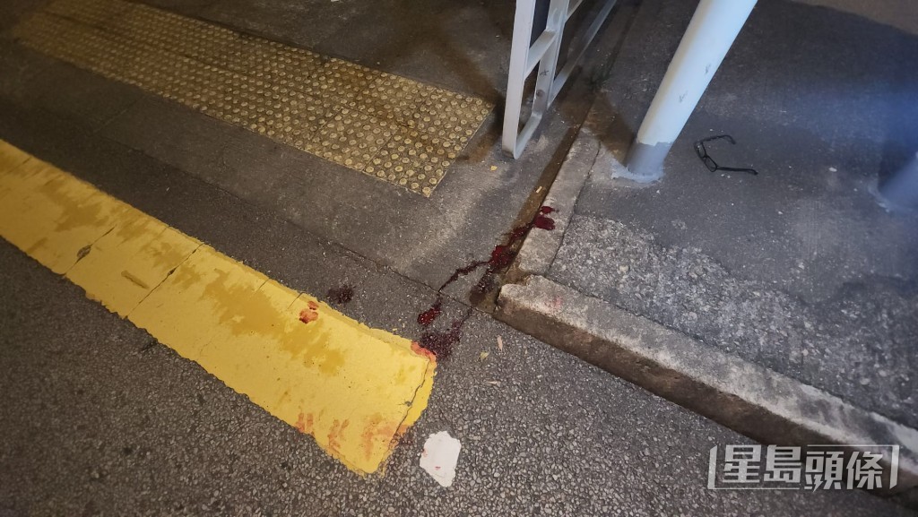 現場遺下一副眼鏡及大灘血跡。黎志偉攝 現場遺下一副眼鏡及大灘血跡。黎志偉攝