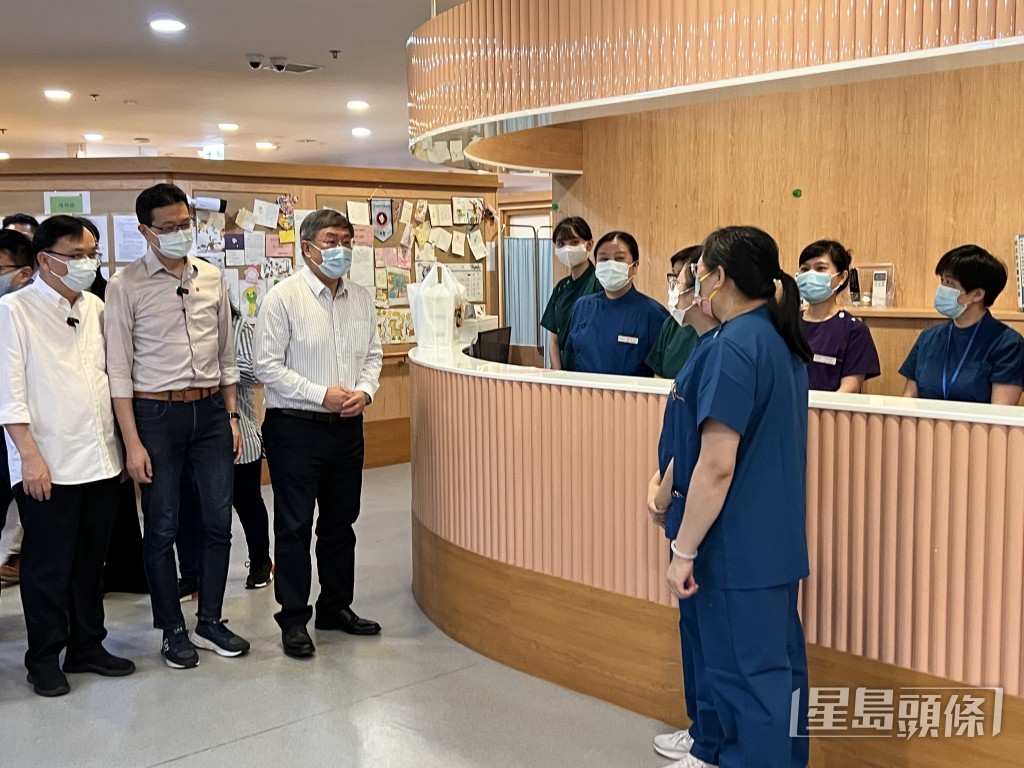 工聯會聯同政務司副司長卓永興到訪將軍澳一間安老院舍。郭詠欣攝 工聯會聯同政務司副司長卓永興到訪將軍澳一間安老院舍。郭詠欣攝