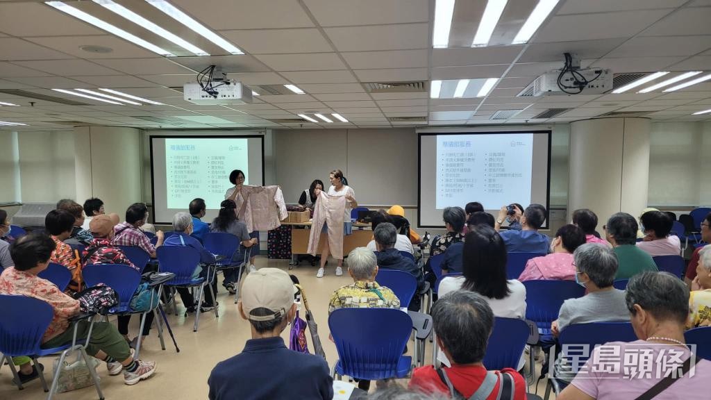李宇慧近年走進社區介紹殯儀資訊,並鼓勵長者預先規劃身後事。 受訪者提供 李宇慧近年走進社區介紹殯儀資訊,並鼓勵長者預先規劃身後事。 受訪者提供