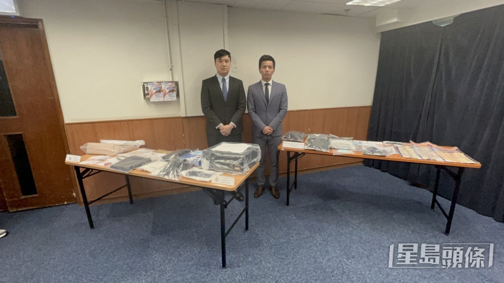 西九龍總區刑事部署理總督察黃瀚緯(圖右)及油尖警區刑事調查隊高級督察陸智灝講述案情。楊偉亨攝 西九龍總區刑事部署理總督察黃瀚緯(圖右)及油尖警區刑事調查隊高級督察陸智灝講述案情。楊偉亨攝