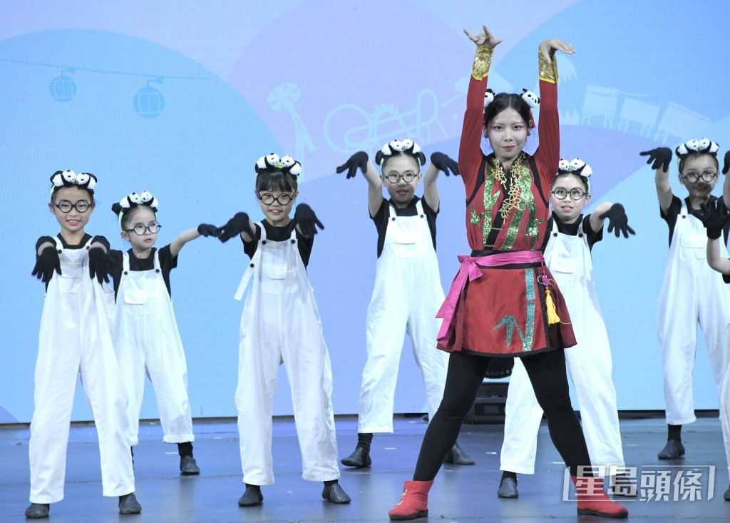 海洋公園今早舉行「大熊貓龍鳳胎寶寶亮相儀式」。