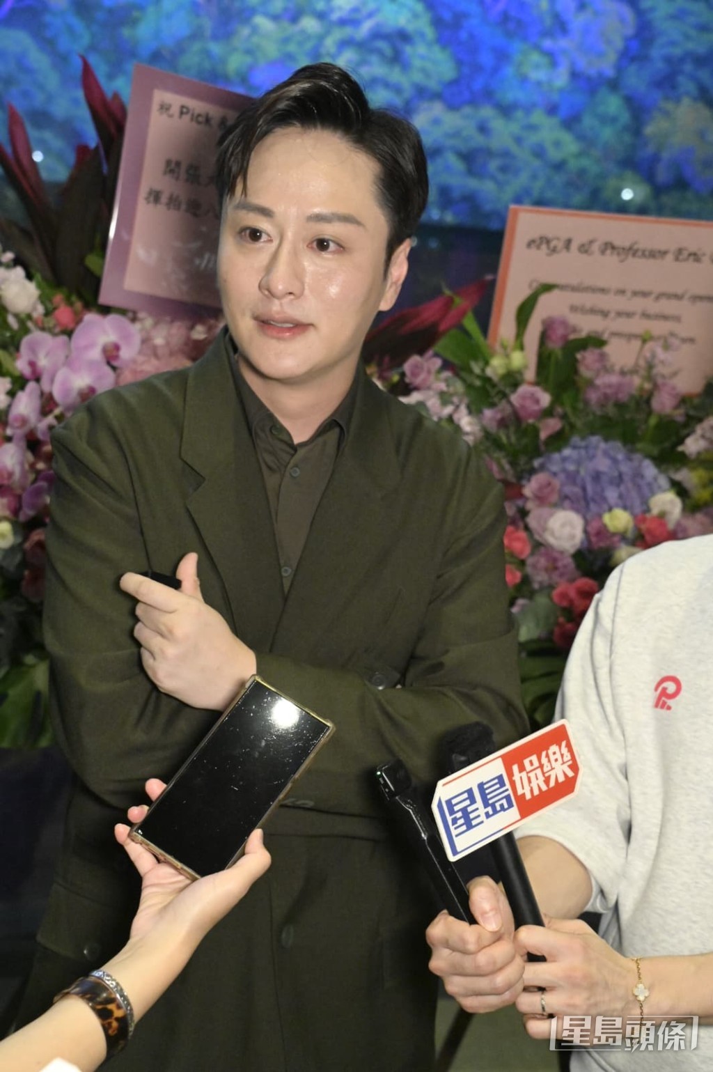 謝東閔表明不介意與陳庭欣合照,但又話要趕住走。 謝東閔表明不介意與陳庭欣合照,但又話要趕住走。