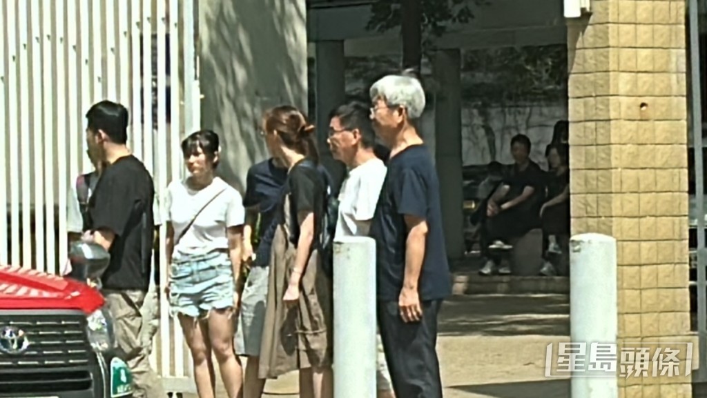 死者多名男女親友到殮房認屍後黯然離開。林思明攝 死者多名男女親友到殮房認屍後黯然離開。林思明攝