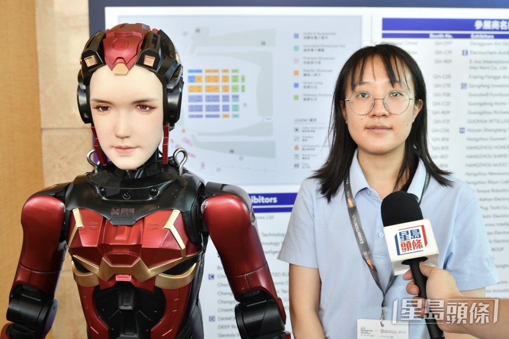 數字國際負責人陳小姐介紹仿生人形機械人「夏瀾」。