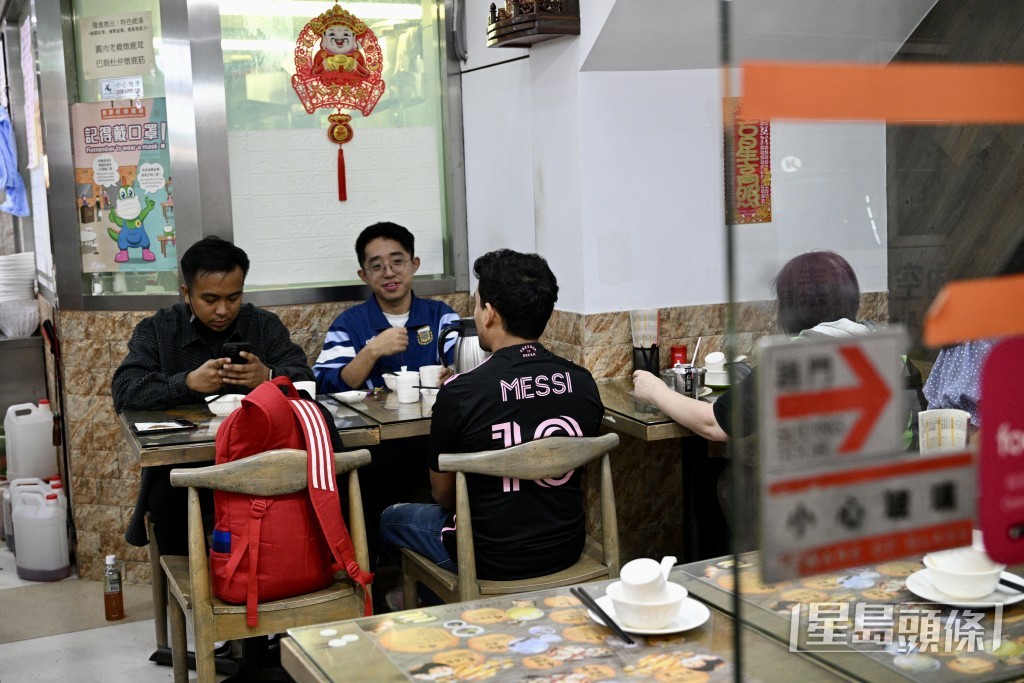 公開操練結束後球迷到銅鑼灣一帶食肆晚膳。蘇正謙攝
