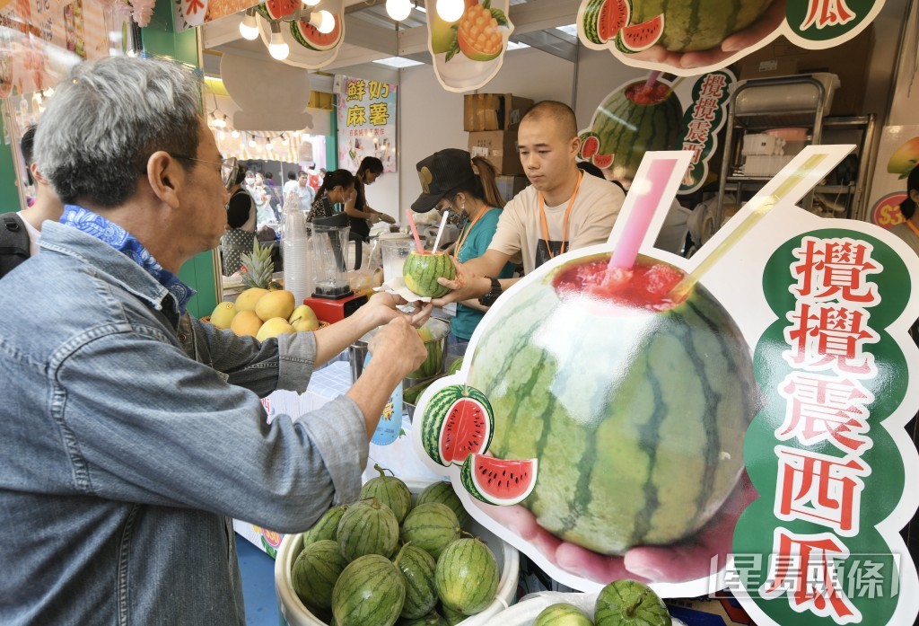 现场设生果档。陈浩元摄