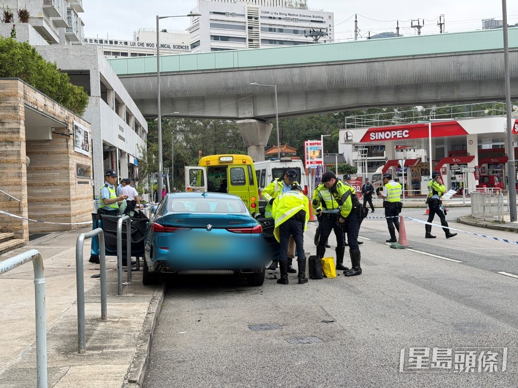 交通警搜查寶馬。 交通警搜查寶馬。