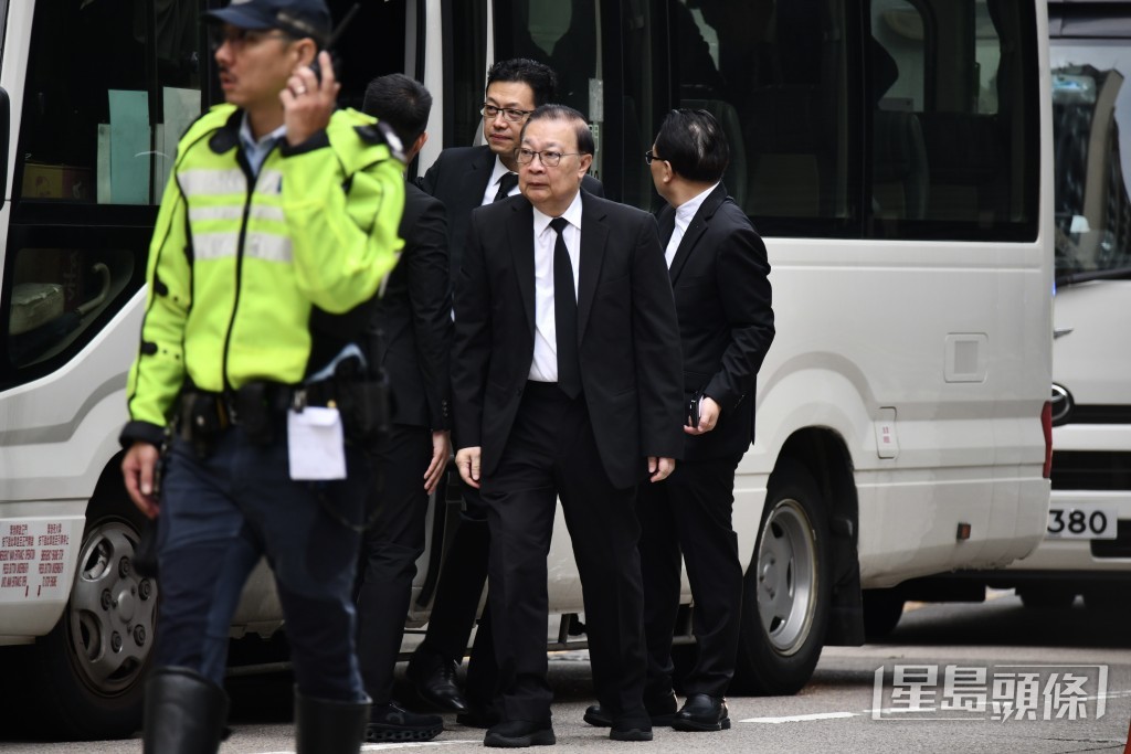 前全国人大常委谭耀宗抵达。 前全国人大常委谭耀宗抵达。