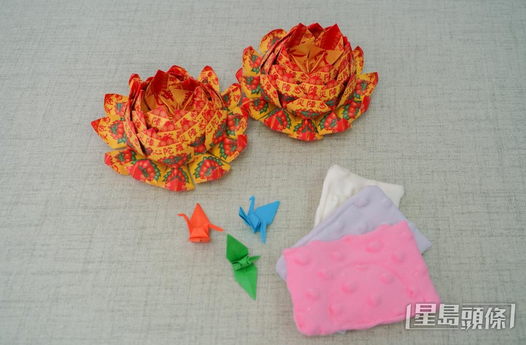 義工製作的蓮花、紙鶴及小天使枕頭等物資。 義工製作的蓮花、紙鶴及小天使枕頭等物資。
