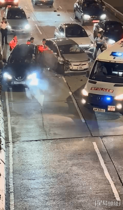 私家車突然向前衝。