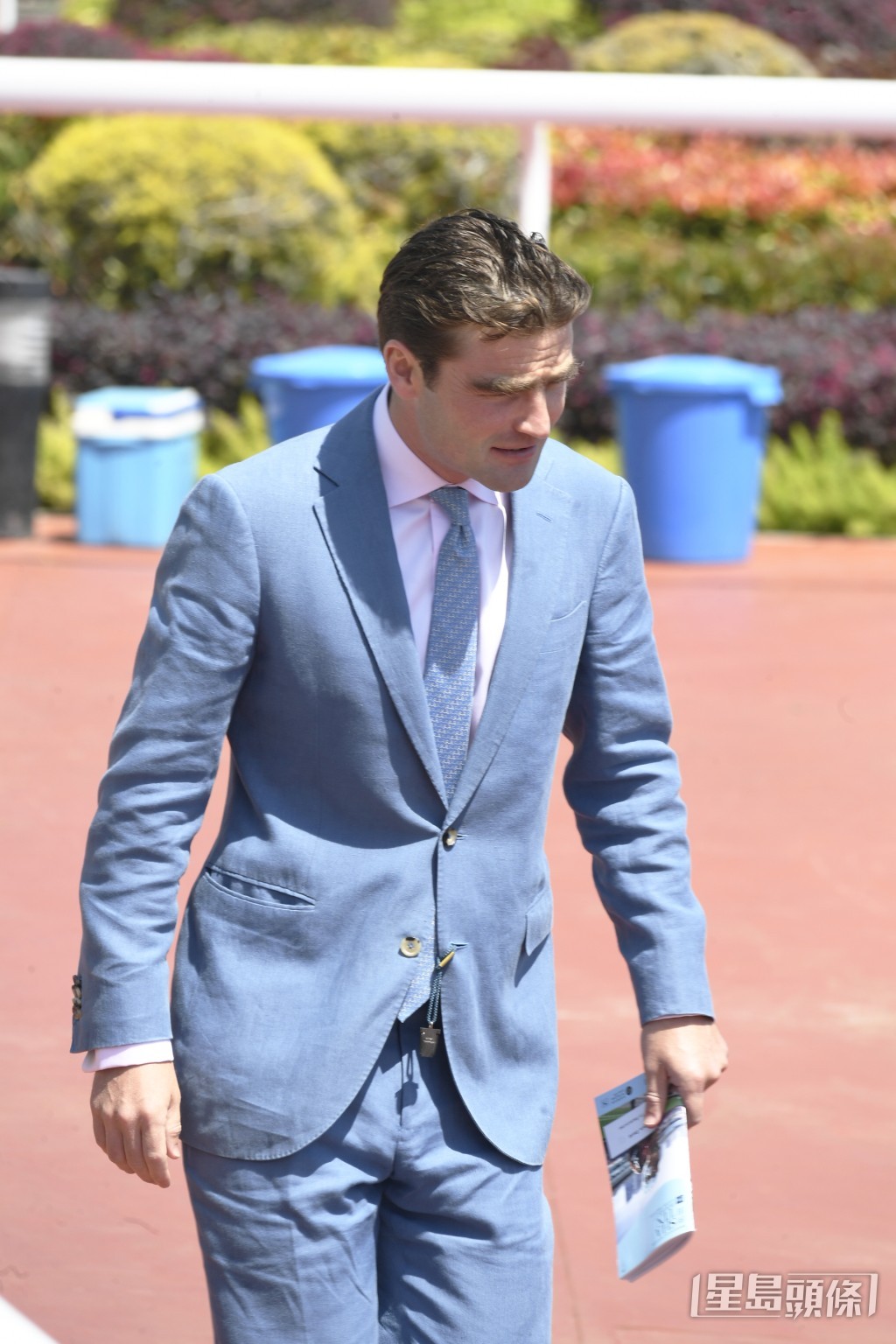 今朝「颜色之皇」操练完毕之后，游达荣匆匆落隧道底接马。