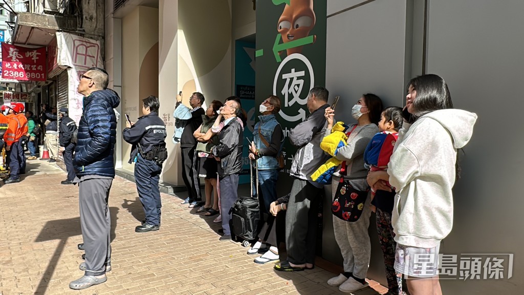 十多名居民疏散到地面。刘汉权摄