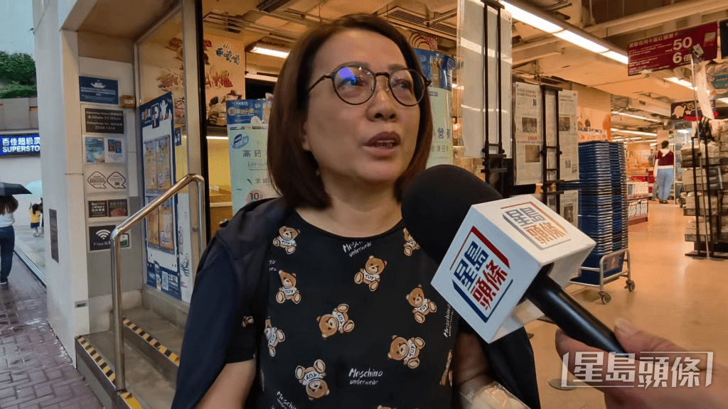 市民袁小姐則坦言，自己不太熟悉網購，擔心合併後超市分店會減少。