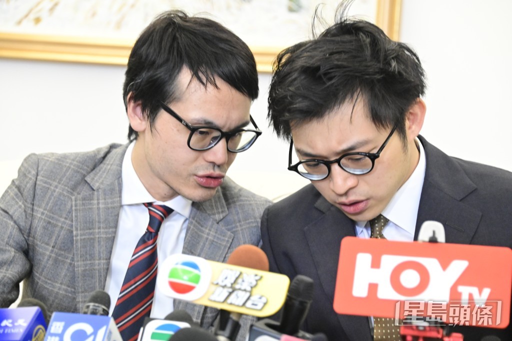 林作多番詢問律師意見,其代表律師范德偉(David Fenn)被爆為男拔出身港大畢業,駕林寶堅尼,更為馬會會員。 林作多番詢問律師意見,其代表律師范德偉(David Fenn)被爆為男拔出身港大畢業,駕林寶堅尼,更為馬會會員。