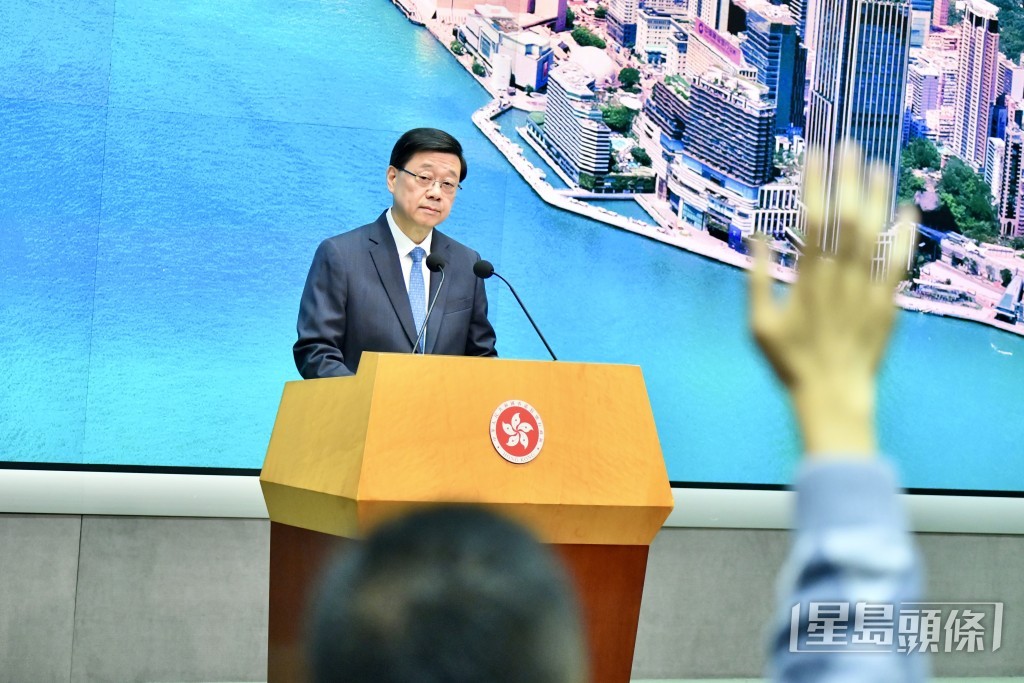 李家超強調將對破壞選舉行為依法打擊。盧江球攝  李家超強調將對破壞選舉行為依法打擊。盧江球攝