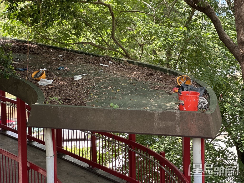 行人天橋頂遺下膠筒及安全帽。 行人天橋頂遺下膠筒及安全帽。