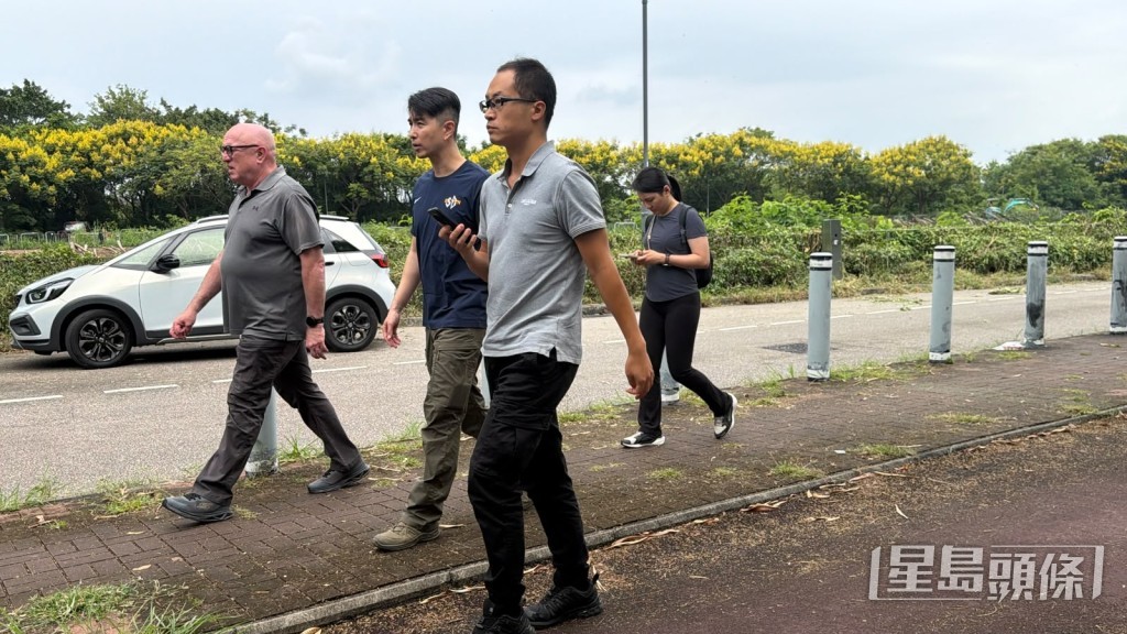 其間有三男一女相信為政府部門人員到場巡視。梁國峰攝 其間有三男一女相信為政府部門人員到場巡視。梁國峰攝