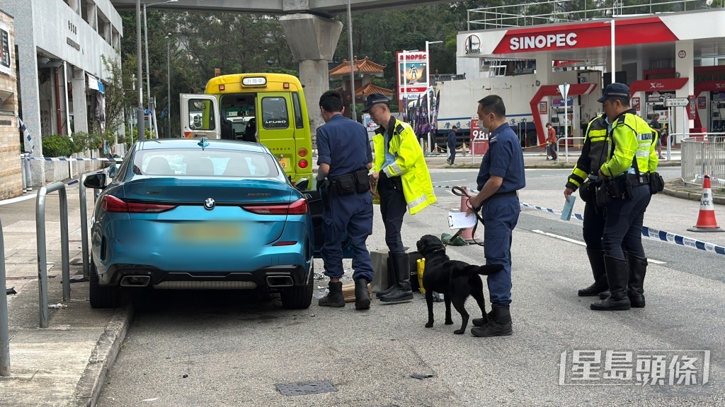 緝毒犬到場搜車。 緝毒犬到場搜車。