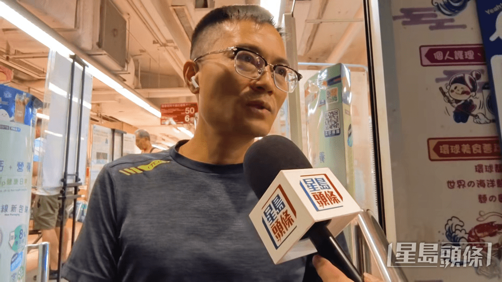 街坊Simon提到，近年網購十分方便，故「唔一定喺舖頭買，邊度價格抵啲咪邊度買」。