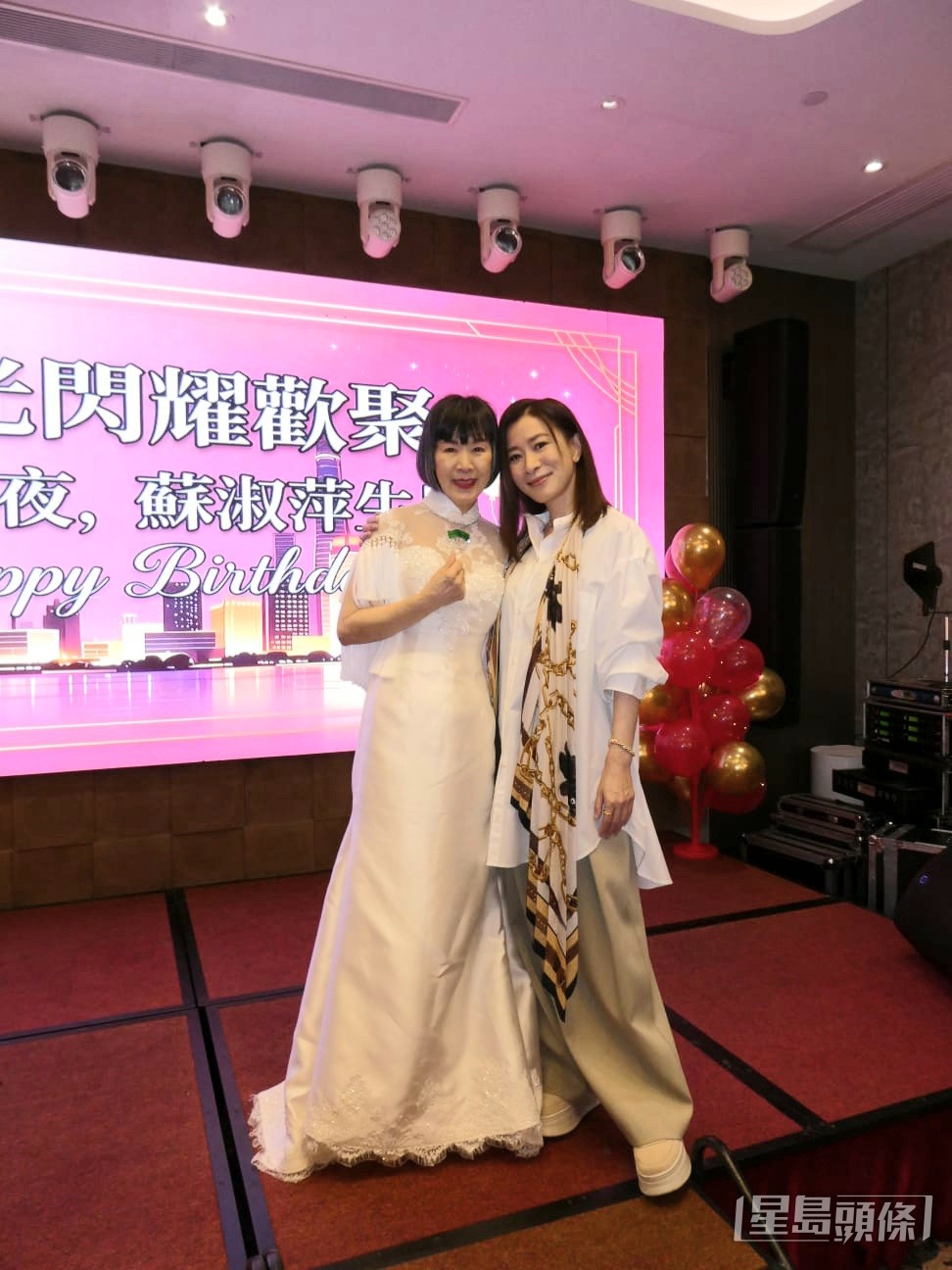 壽星蘇淑萍睇住阿佘大。