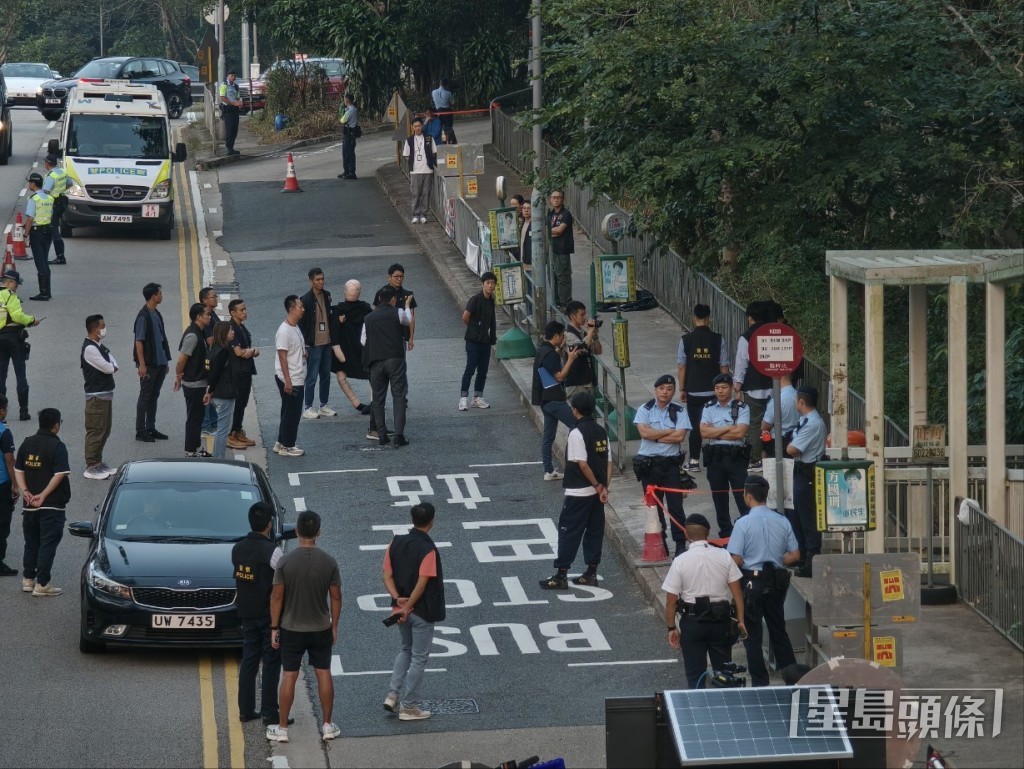 警方2024年11月6日在壁屋監獄外重組案情。資料圖片