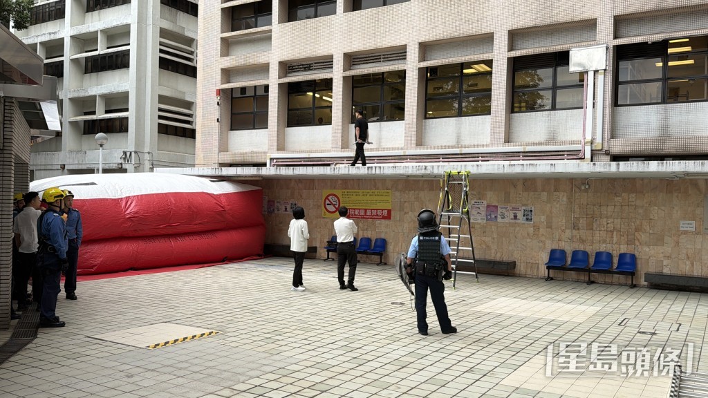 警方嘗試勸服男子返回安全位置。 警方嘗試勸服男子返回安全位置。
