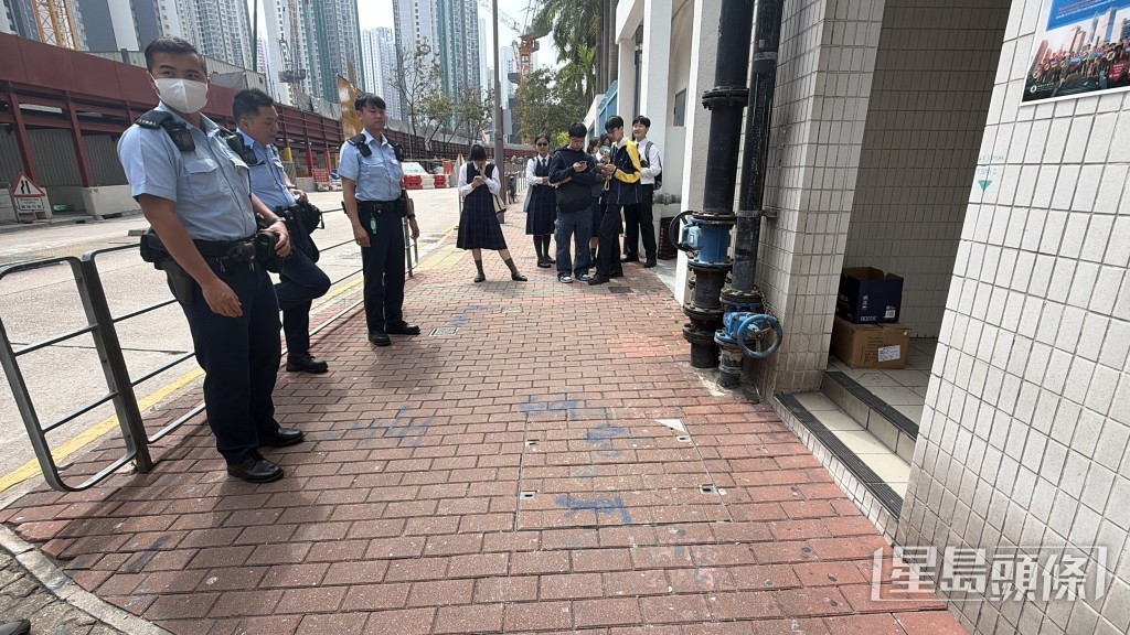 一群学生途经上址发现受伤白鸽。梁国峰摄 一群学生途经上址发现受伤白鸽。梁国峰摄