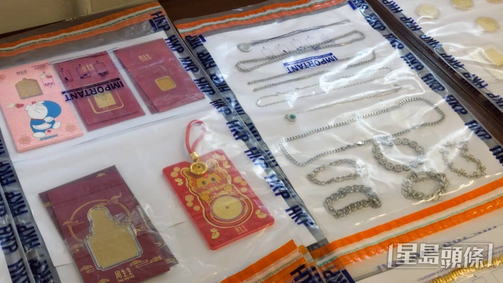 警方檢獲一批懷疑高仿名牌首飾。 警方檢獲一批懷疑高仿名牌首飾。